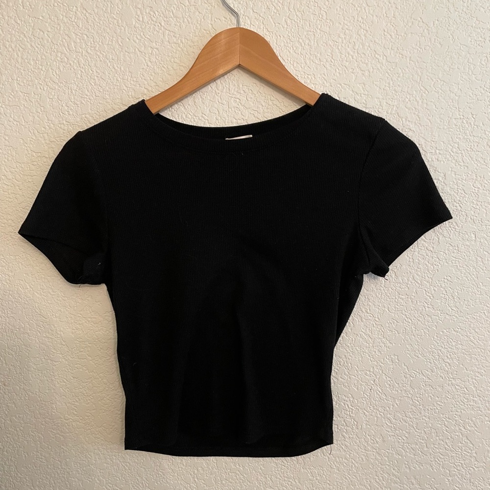 Woman’s black crop tee
